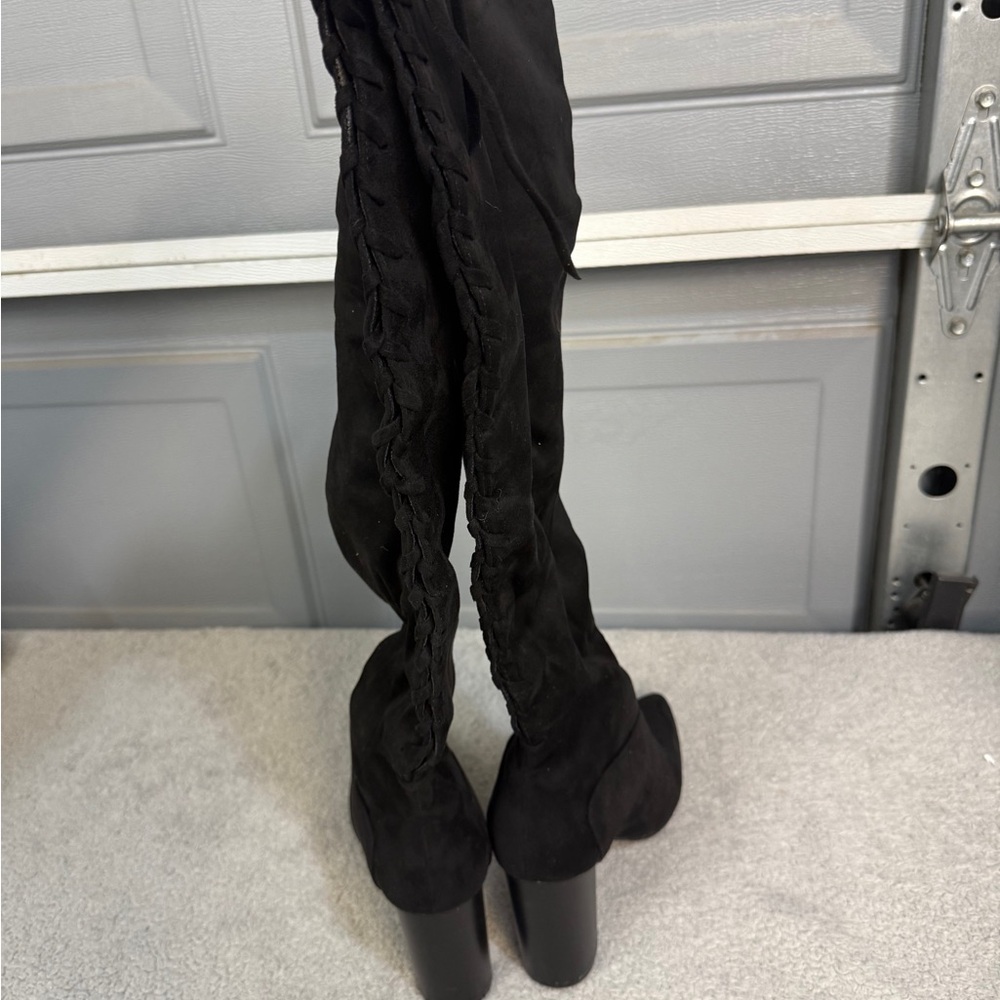 Elegant Black Knee-High Boots Size 9.5 Faux Suede
New - Picture 4 of 7